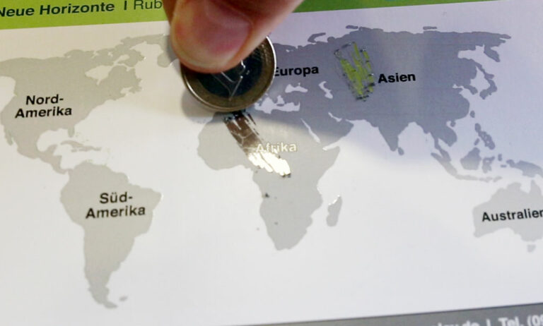 silberne Rubbelfarbe wird mit einer Münze weggekratz und das Motiv darunter erscheint